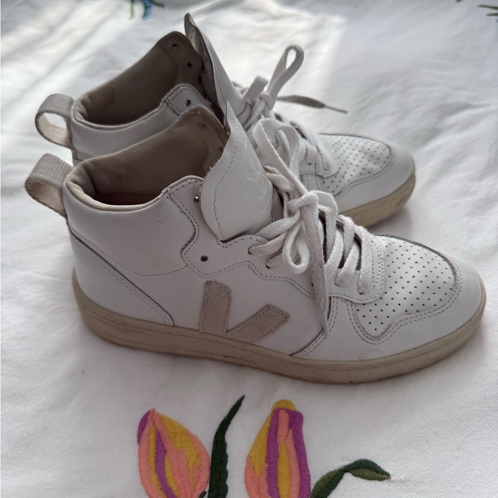 Veja High Top Women’s White Sneaker Sz 38